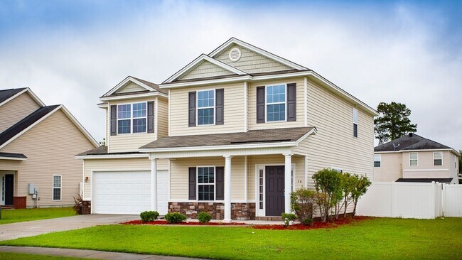 Building Photo - 5 Bedroom, 2.5 Bathroom - White Oak Subdiv...