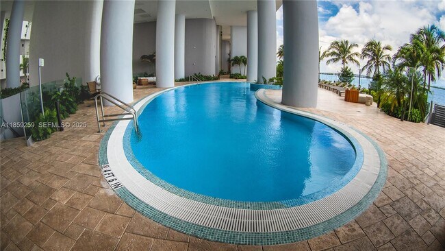 Foto del edificio - 700 NE 24th St