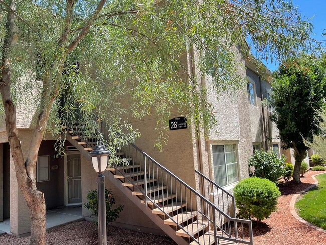 Building Photo - Ahwatukee 3 Bedroom - 2 Bath Condo in Beau...