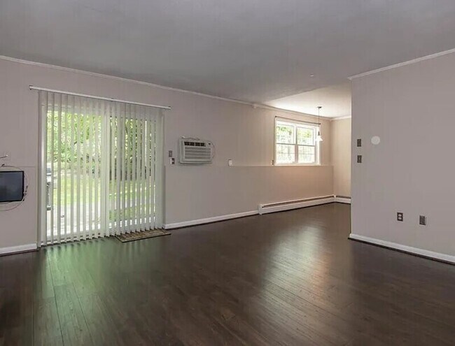Foto del edificio - 70 Farrwood Ave