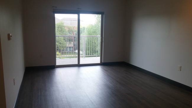 Foto del edificio - 320 W Broadway