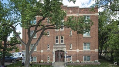 Building Photo - Royal Oak Court