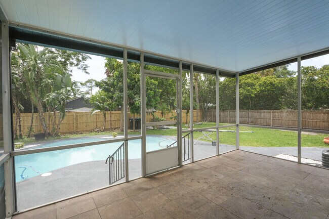 Building Photo - 718 Mendoza Dr