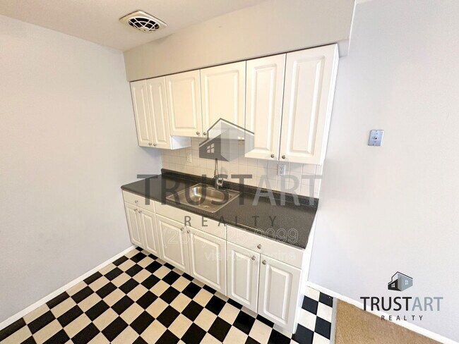 Building Photo - 4300 Pearson Ave