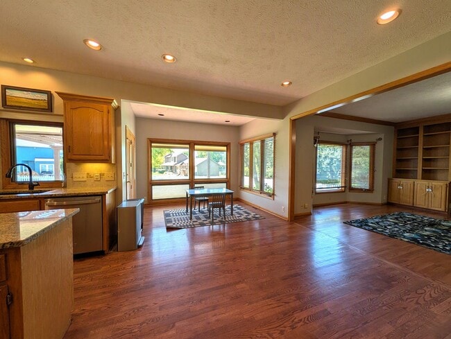 Building Photo - 5612 N 139th Ave