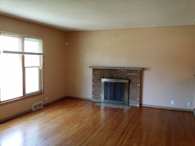Foto del edificio - Spacious 4bd - 2 bth / 1,548 Sq