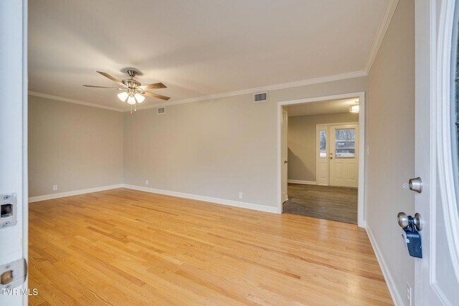 Foto del edificio - 336 W Ln St