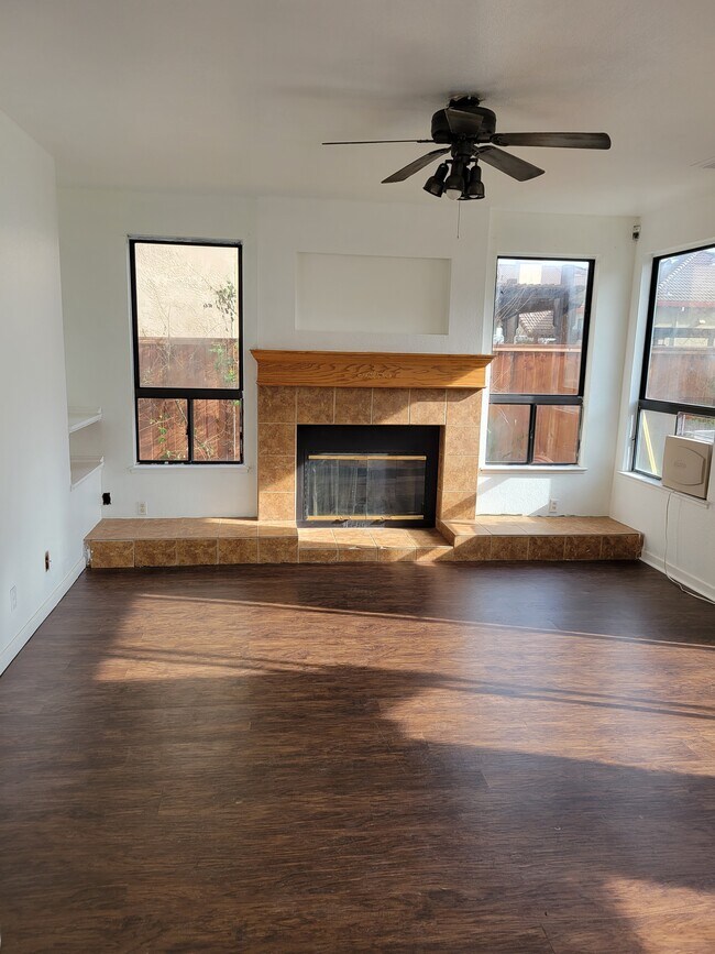 Building Photo - 1830 Mesquite Ct