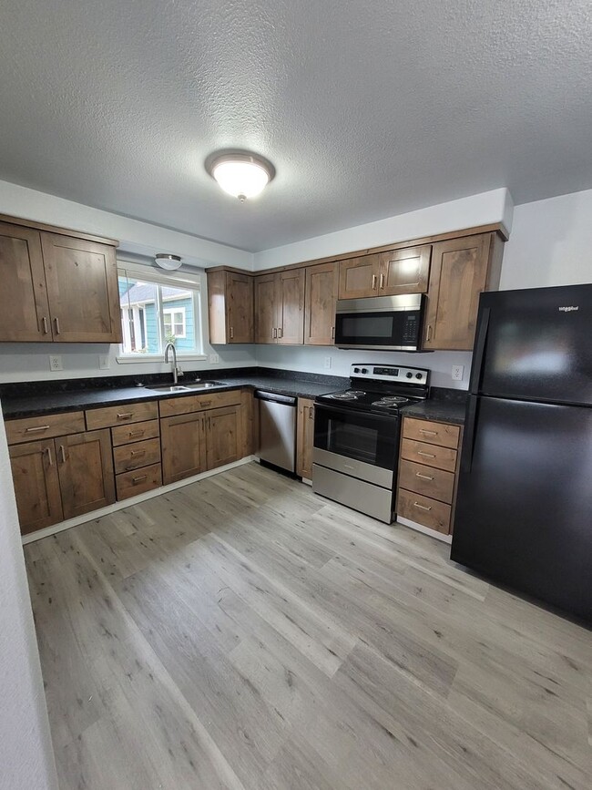 Building Photo - Newly Renovated Pet Friendly 2 Bed Duplex ...