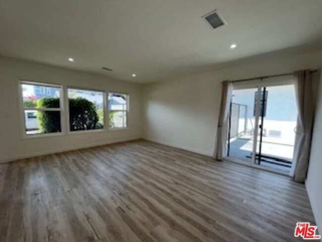 Building Photo - 9946 Farragut Dr