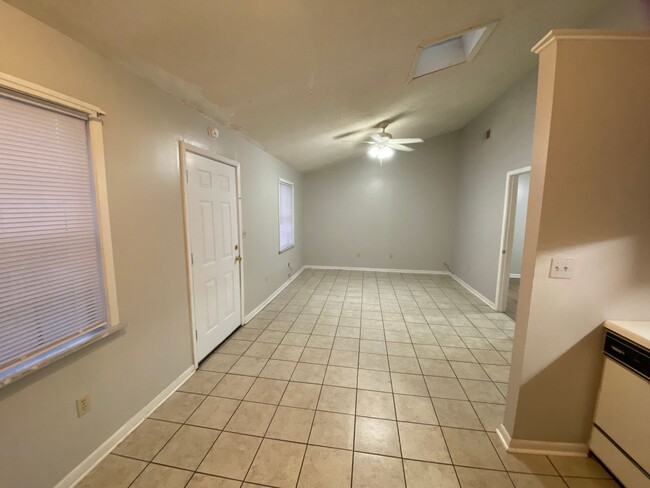 Building Photo - 1BR/1BA For Rent