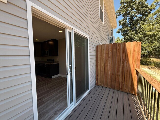 Foto del edificio - 47 Crystal Springs Rd