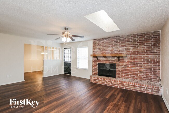 Foto del edificio - 8513 Crestview Dr