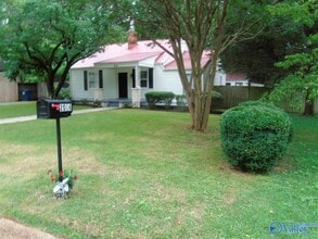 Building Photo - 2016 Vanderbilt Dr SW