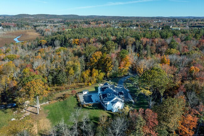 Foto del edificio - 42 Pond Ridge Rd