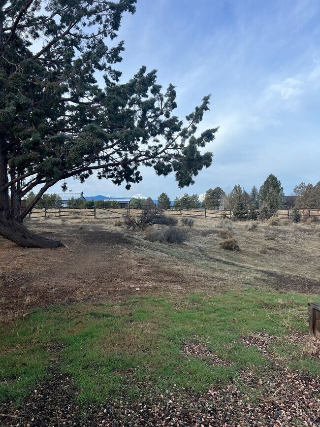 Building Photo - Updated Home with Mountain Views Tumalo