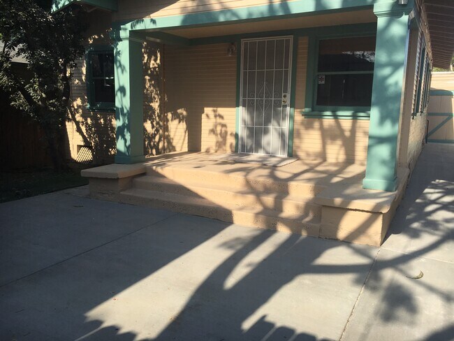 Building Photo - 652 Newport Ave