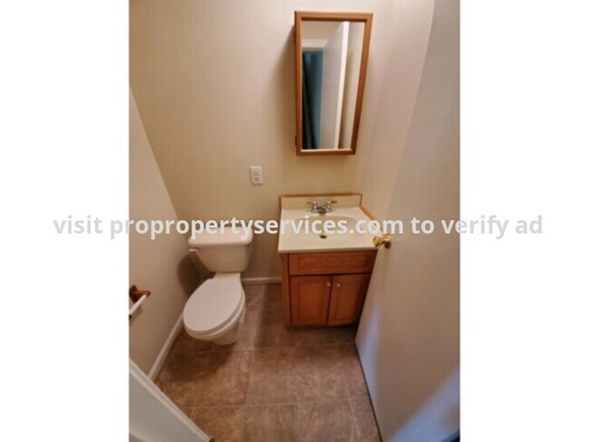 Building Photo - Near Commuter Routes, Shopping & Schools!