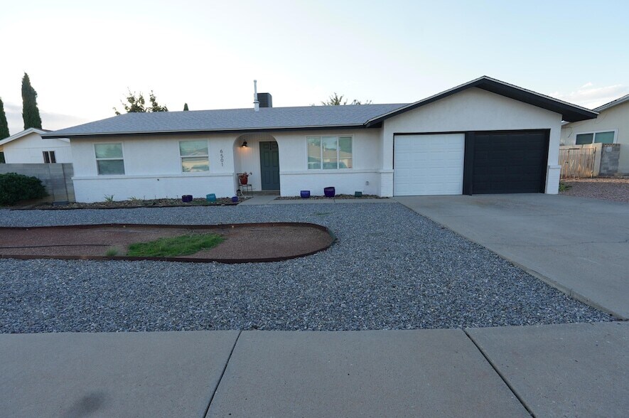 Foto principal - 6501 Dungan St NE