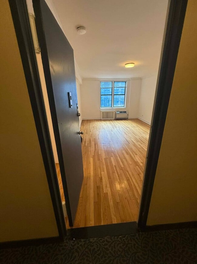 Building Photo - 305 W 13th St