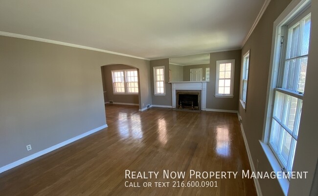 Foto del edificio - Shaker Heights 4 bed 2 bath UP