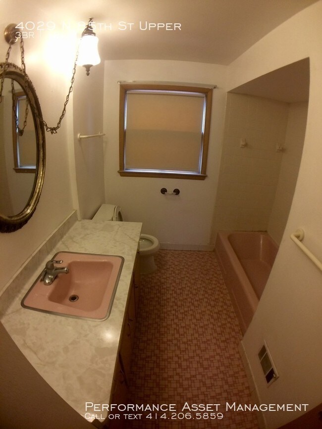 Building Photo - Beautiful 3BD Upper in Milwaukee