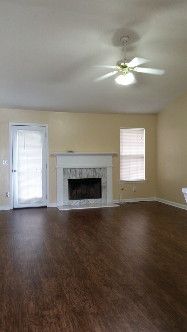 Foto del edificio - MOVE IN TODAY!  Large 4 bed 2 bath with bo...