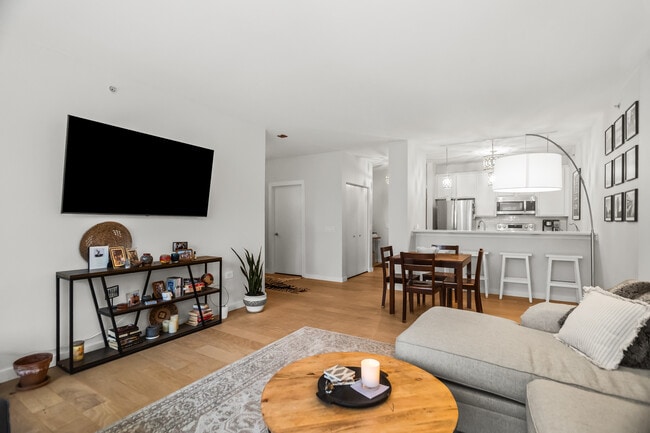 Building Photo - 100 E 14th St