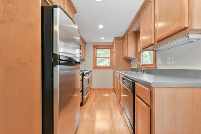 Building Photo - 10 Westchester Cir