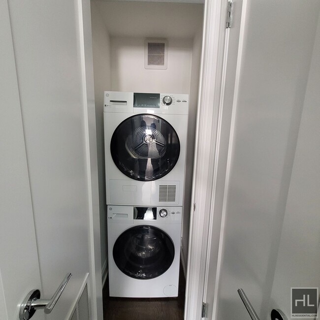 Building Photo - 5 AVENUE