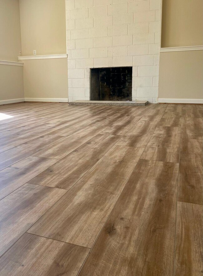 Foto del edificio - 2311 Oak Dr