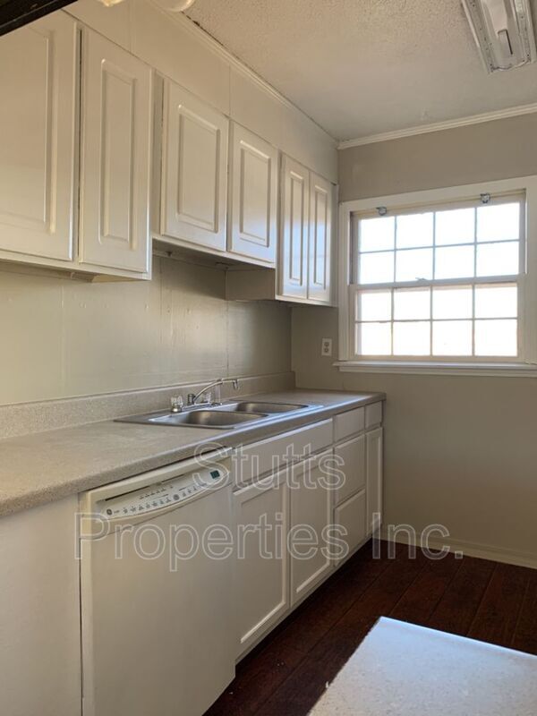 Building Photo - 1705 Robertson Blvd