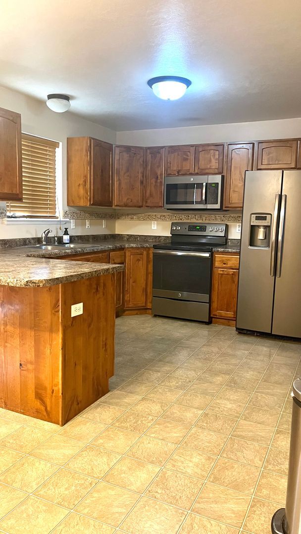 Foto del edificio - 6 Bedroom/3 Bathroom House in Eagle Mountain