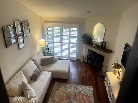Vista de la sala de estar desde el dormitorio principal de la planta superior - 350 Detroit St
