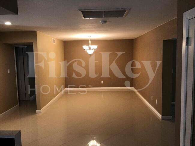 Foto del edificio - 6025 W Evans Dr