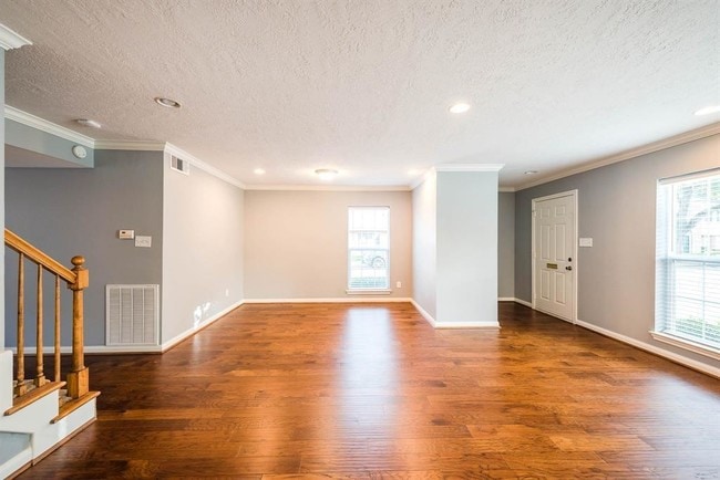 Building Photo - 402 Bendwood Dr