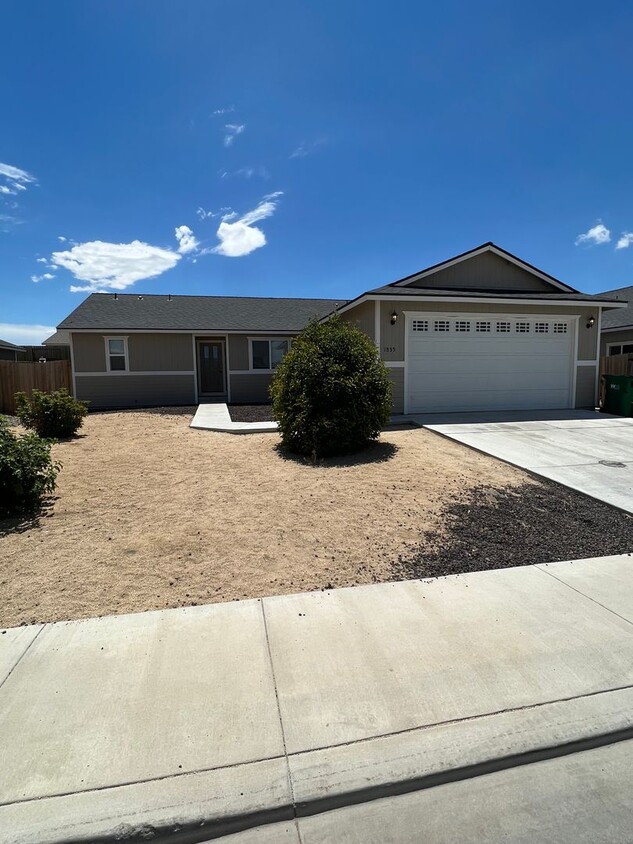 Foto principal - 4 Bedroom Home in Fernley, NV