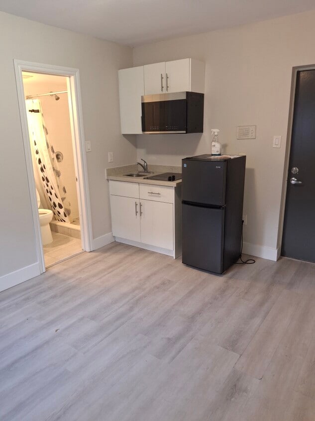 Primary Photo - Bachelor Apartment in lovely building!