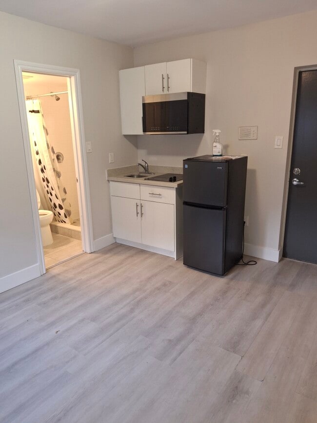 Building Photo - 1371 King St W