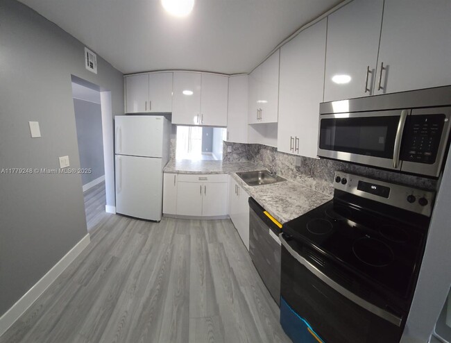 Building Photo - 7960 Colony Cir N