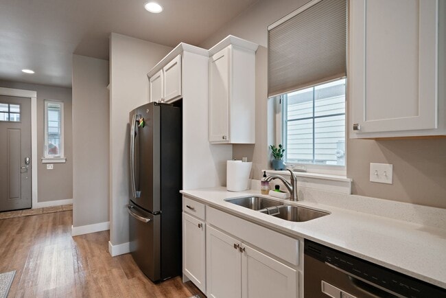 Building Photo - Modern 4-bedroom 3-bathroom Home