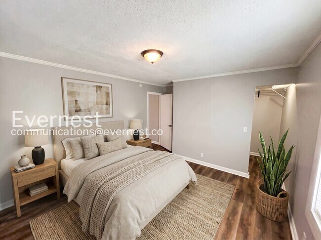 Foto del edificio - 811 Glade View Ct