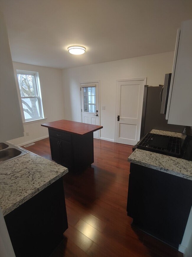 Foto del edificio - Semi-Attached Home Located Across from Red Lion High School