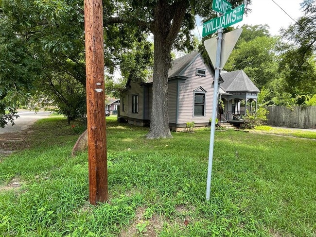 Building Photo - 2 br, 1 bath House - 901 E Bowie St