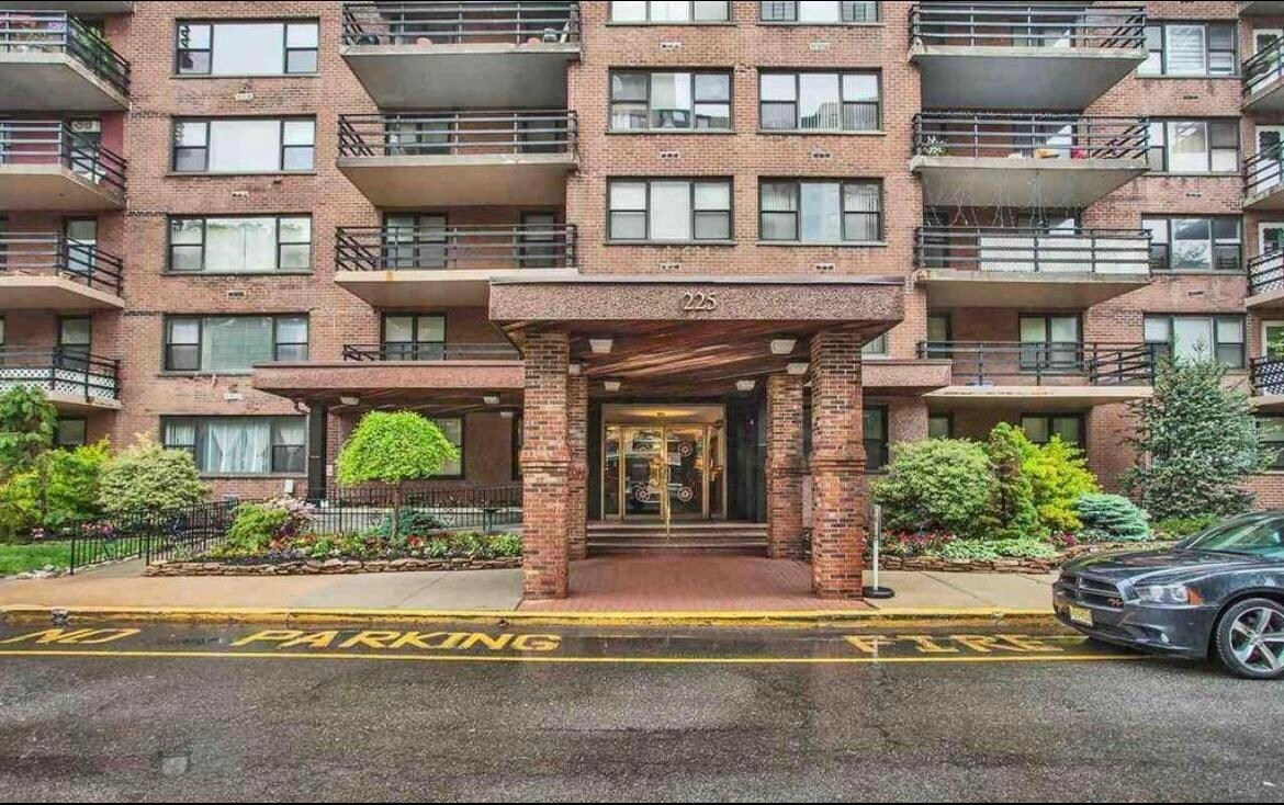 Primary Photo - 225 St Pauls Ave