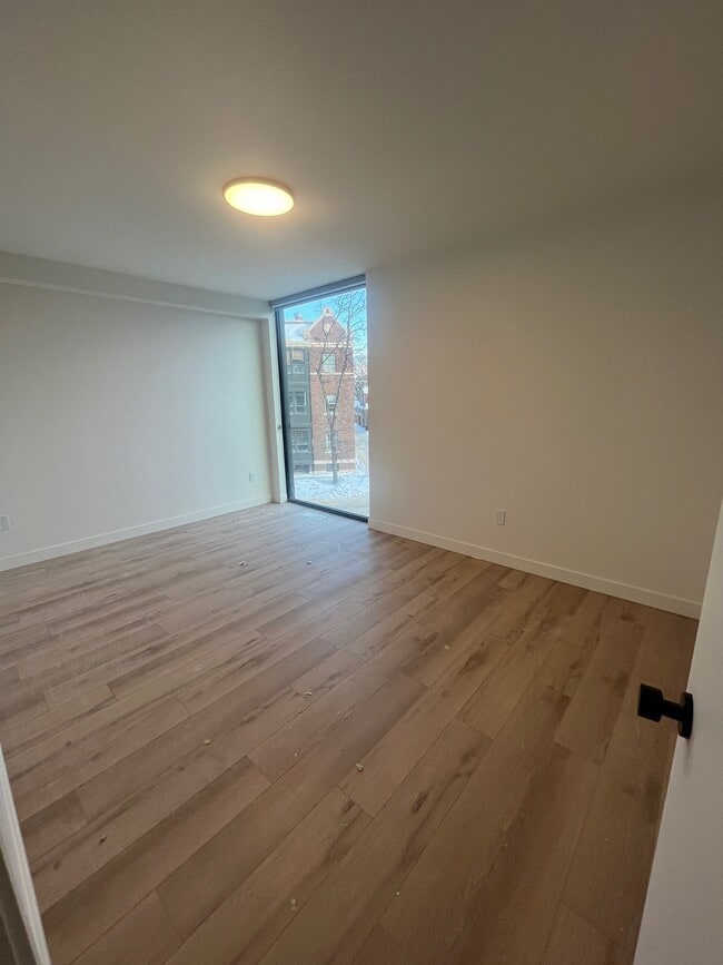 Photo du bâtiment - 238-238 Wellington Crescent