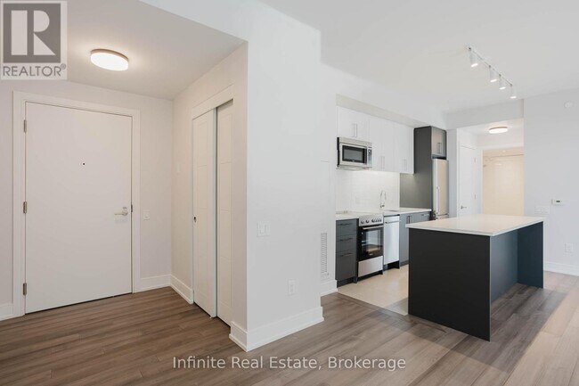 Photo du bâtiment - 2525 Bathurst St