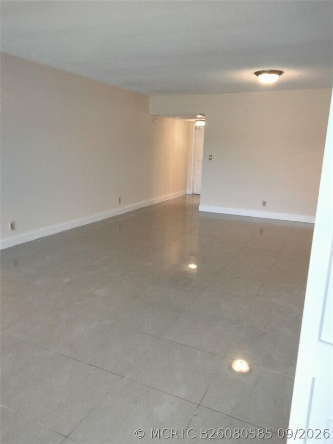 Building Photo - 2950 N Palm Aire Dr