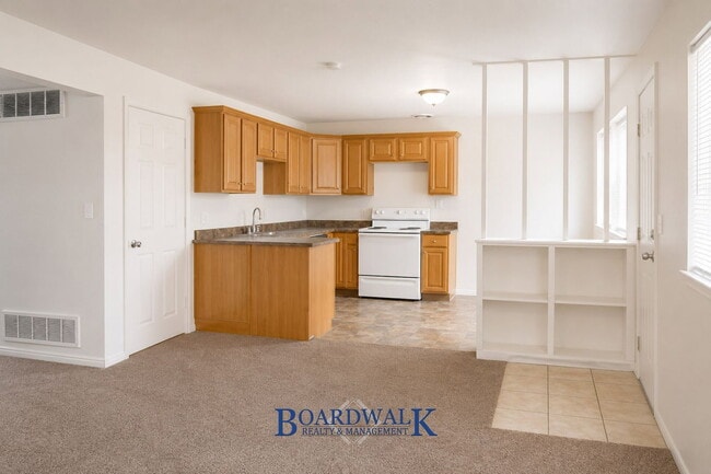 Building Photo - 253 E Crestone Ave