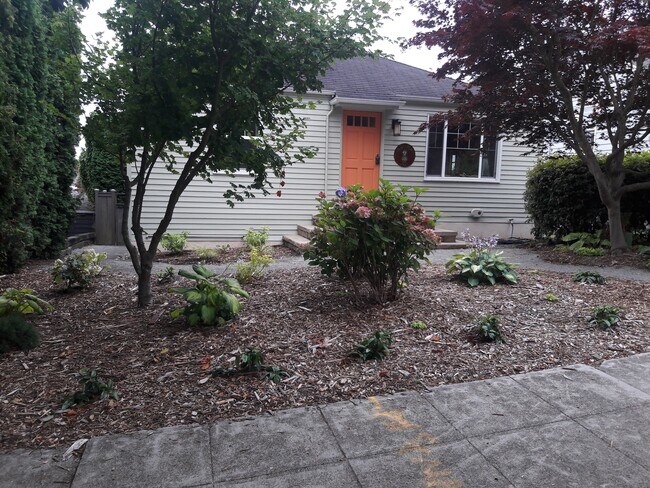 Frente de la casa (entrada del propietario) - 2811 NW 58th St